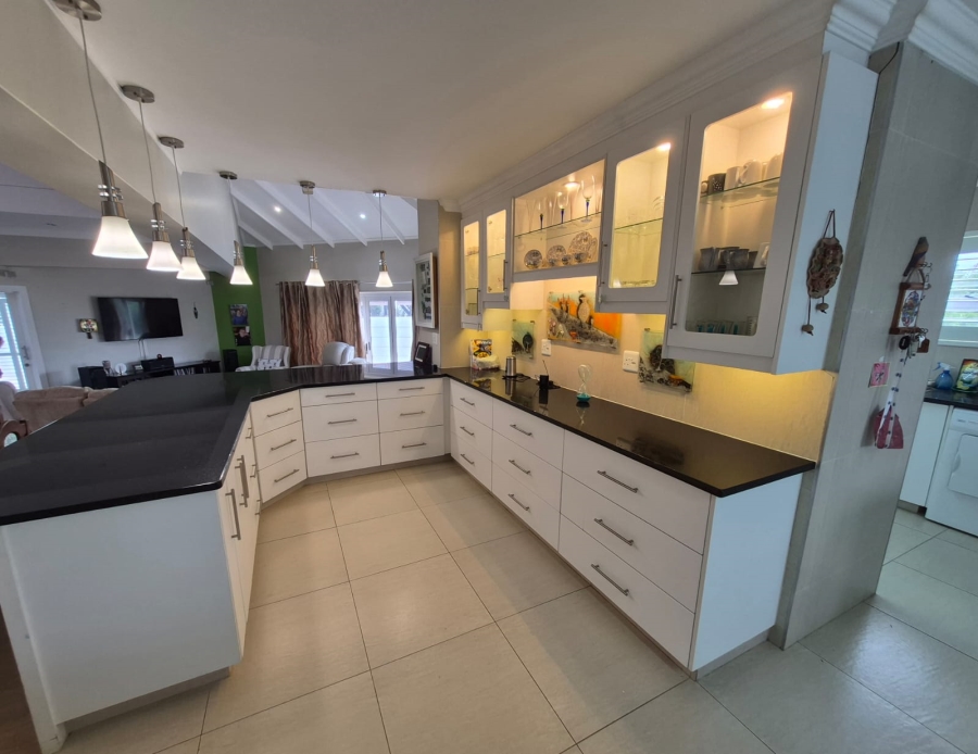 3 Bedroom Property for Sale in Boggomsbaai Western Cape
